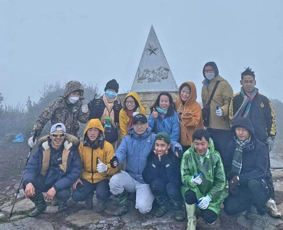 Ngày mùng 7, mùng 8 tháng Giêng Quý Mão 2023, khu vực xã Y Tý khung cảnh mờ ảo bởi sương mù và nhiệt độ giảm thấp chỉ còn 3 - 4 độ C. Trên núi Lảo Thẩn nhiệt độ giảm sâu, xuất hiện băng giá phủ trắng cây cối. Mặc dù trời rét và sương mù nhưng nhiều du khách trong và ngoài tỉnh rất thích thú được trải nghiệm tại Y Tý. Du khách leo núi Lảo Thẩn bất ngờ khi gặp cảnh băng giá trắng xóa ngay những ngày đầu năm mới. Thử cảm giác tay không chạm vào băng ở độ cao 2.800m so với mực nước biển. Bạn trẻ chụp ảnh lưu niệm với băng giá trên núi Lảo Thẩn. Từ ngày mùng 1 tết đến mùng 8 tháng Giêng, xã Y Tý đón khoảng 4.300 lượt khách tham quan, trong đó có khoảng 400 khách leo núi. Các homestay tại Y Tý khởi đầu năm mới với nhiều tín hiệu vui khi lượng khách dần tăng lên. Du khách ăn tối tại homestay Xá Hà Nhì, thôn Lao Chải, xã Y Tý ngày đầu năm mới.