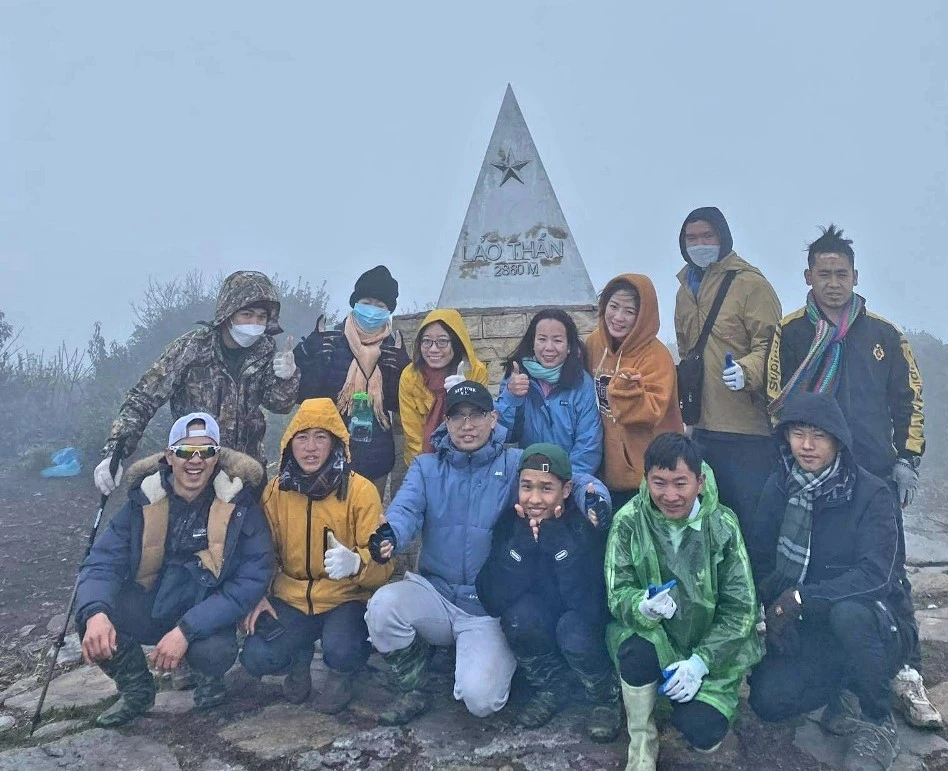 Ngày mùng 7, mùng 8 tháng Giêng Quý Mão 2023, khu vực xã Y Tý khung cảnh mờ ảo bởi sương mù và nhiệt độ giảm thấp chỉ còn 3 - 4 độ C. Trên núi Lảo Thẩn nhiệt độ giảm sâu, xuất hiện băng giá phủ trắng cây cối. Mặc dù trời rét và sương mù nhưng nhiều du khách trong và ngoài tỉnh rất thích thú được trải nghiệm tại Y Tý. Du khách leo núi Lảo Thẩn bất ngờ khi gặp cảnh băng giá trắng xóa ngay những ngày đầu năm mới. Thử cảm giác tay không chạm vào băng ở độ cao 2.800m so với mực nước biển. Bạn trẻ chụp ảnh lưu niệm với băng giá trên núi Lảo Thẩn. Từ ngày mùng 1 tết đến mùng 8 tháng Giêng, xã Y Tý đón khoảng 4.300 lượt khách tham quan, trong đó có khoảng 400 khách leo núi. Các homestay tại Y Tý khởi đầu năm mới với nhiều tín hiệu vui khi lượng khách dần tăng lên. Du khách ăn tối tại homestay Xá Hà Nhì, thôn Lao Chải, xã Y Tý ngày đầu năm mới.