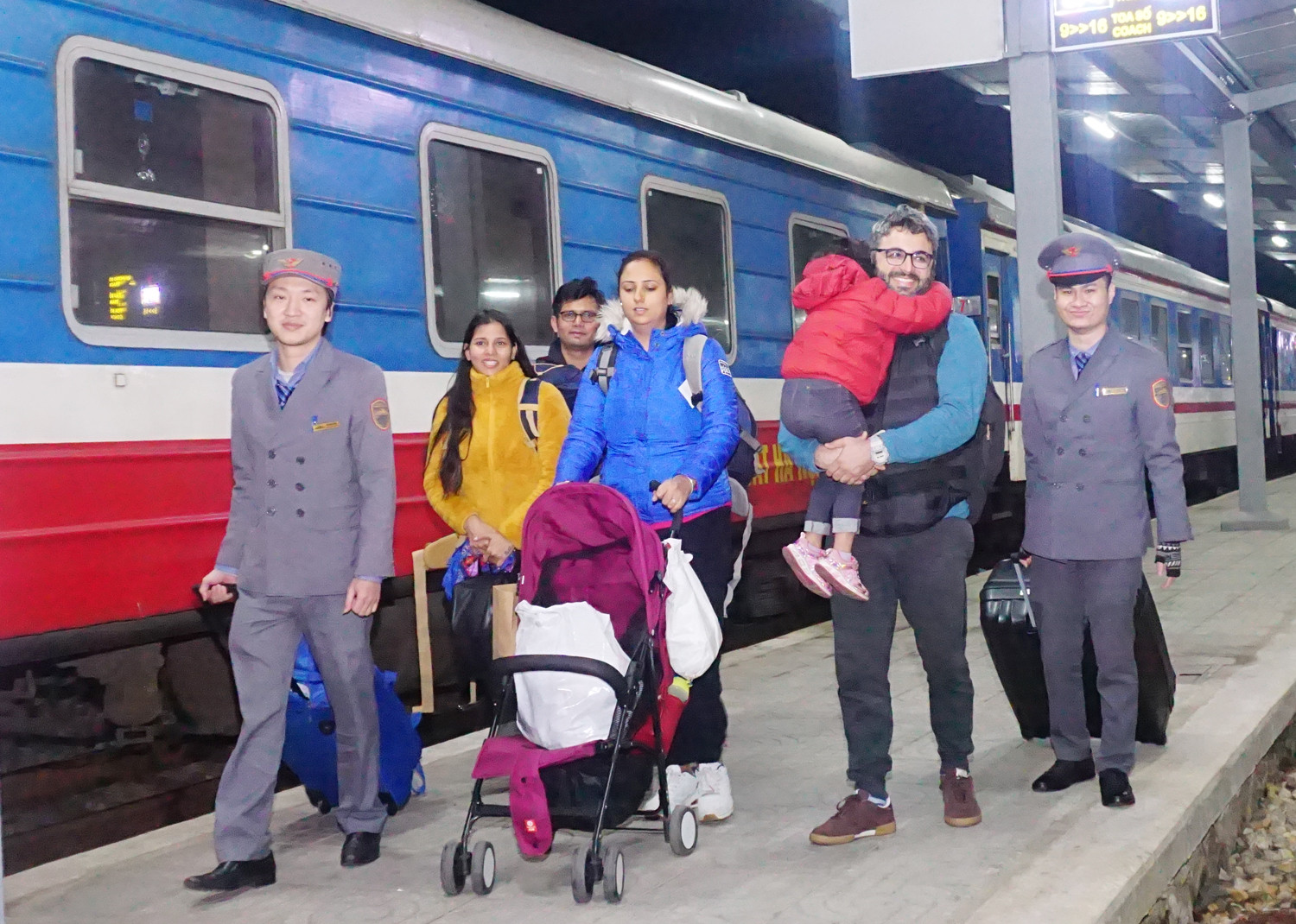 Chào đón đoàn khách du lịch đầu tiên "xông đất" Lào Cai trong ngày đầu năm mới 2023 ảnh 3