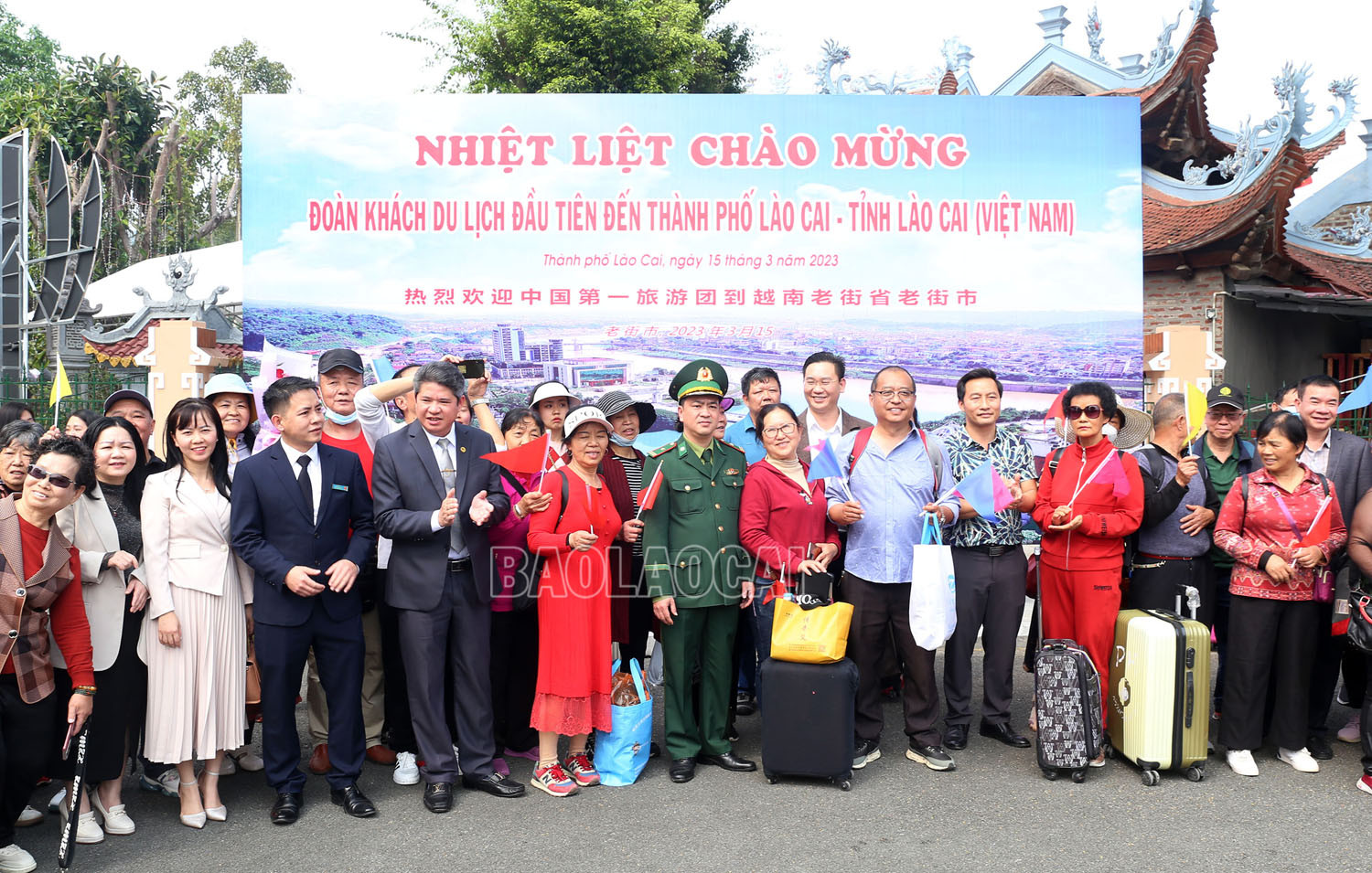 Chào đón đoàn khách du lịch Trung Quốc đầu tiên qua Cửa khẩu Quốc tế Lào Cai ảnh 3 Chào đón đoàn khách du lịch Trung Quốc đầu tiên qua Cửa khẩu Quốc tế Lào Cai ảnh 3