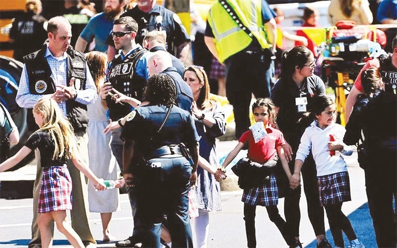 Sơ tán học sinh Trường tiểu học Convenant sau vụ xả súng.