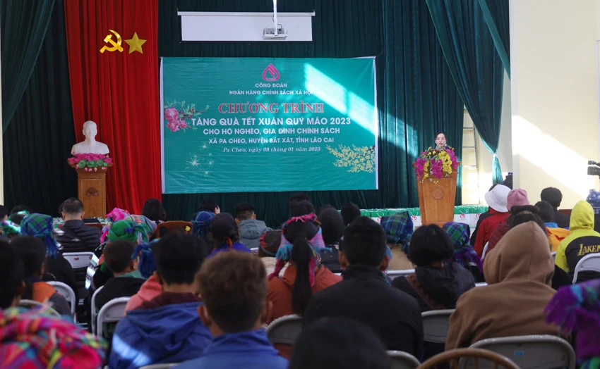 Ngân hàng Chính sách xã hội Việt Nam tặng quà 500 hộ nghèo ảnh 2