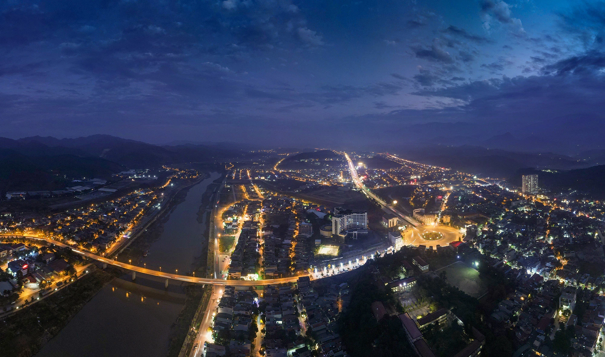 Sông Hồng chỉ khi đến thành phố Lào Cai mới trọn vẹn đôi bờ chảy vào lòng đất Việt. Ảnh: Ngọc Bằng