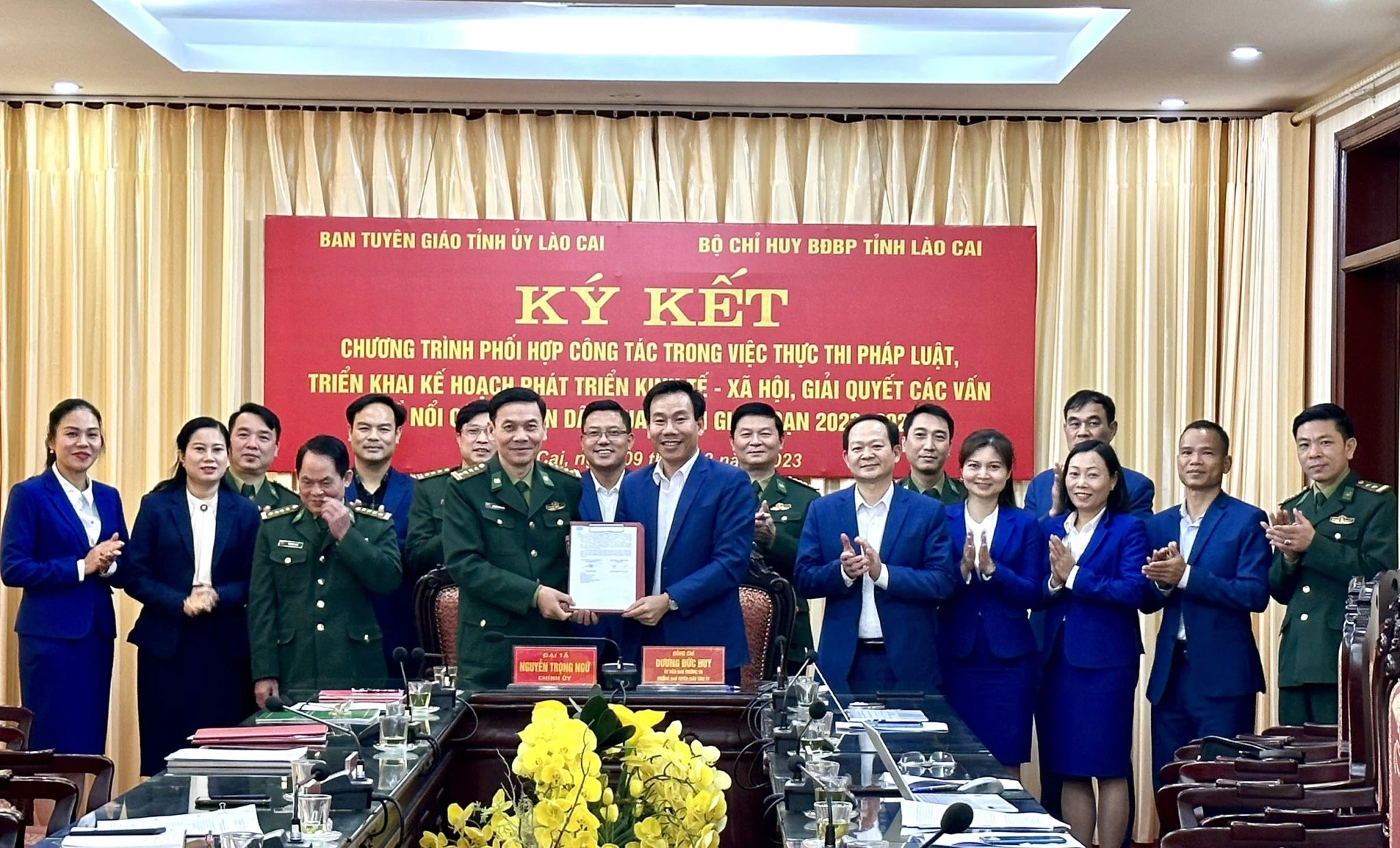 Đại diện hai cơ quan ký kết chương trình phối hợp công tác.