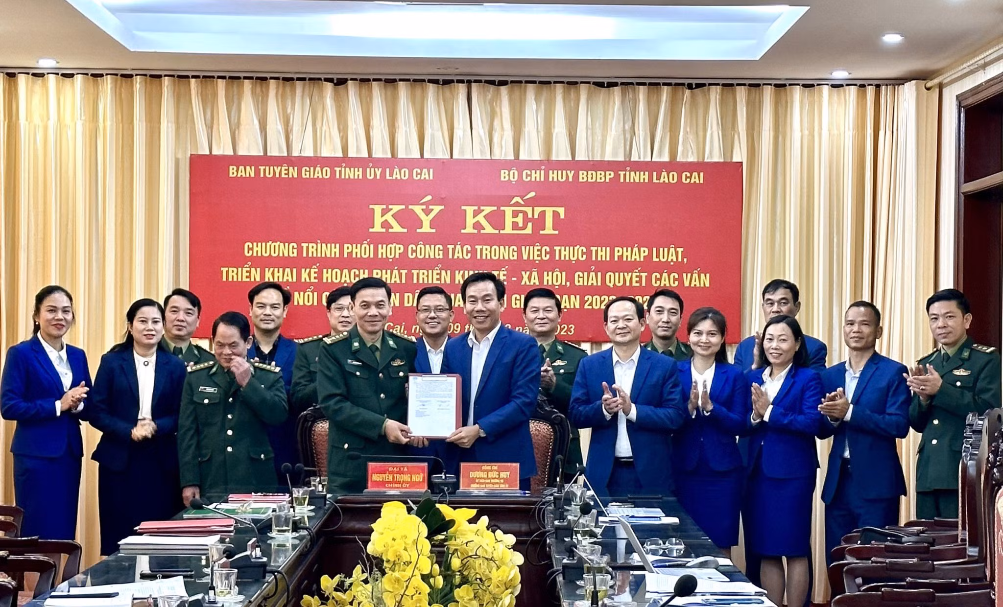 Đại diện hai cơ quan ký kết chương trình phối hợp công tác.