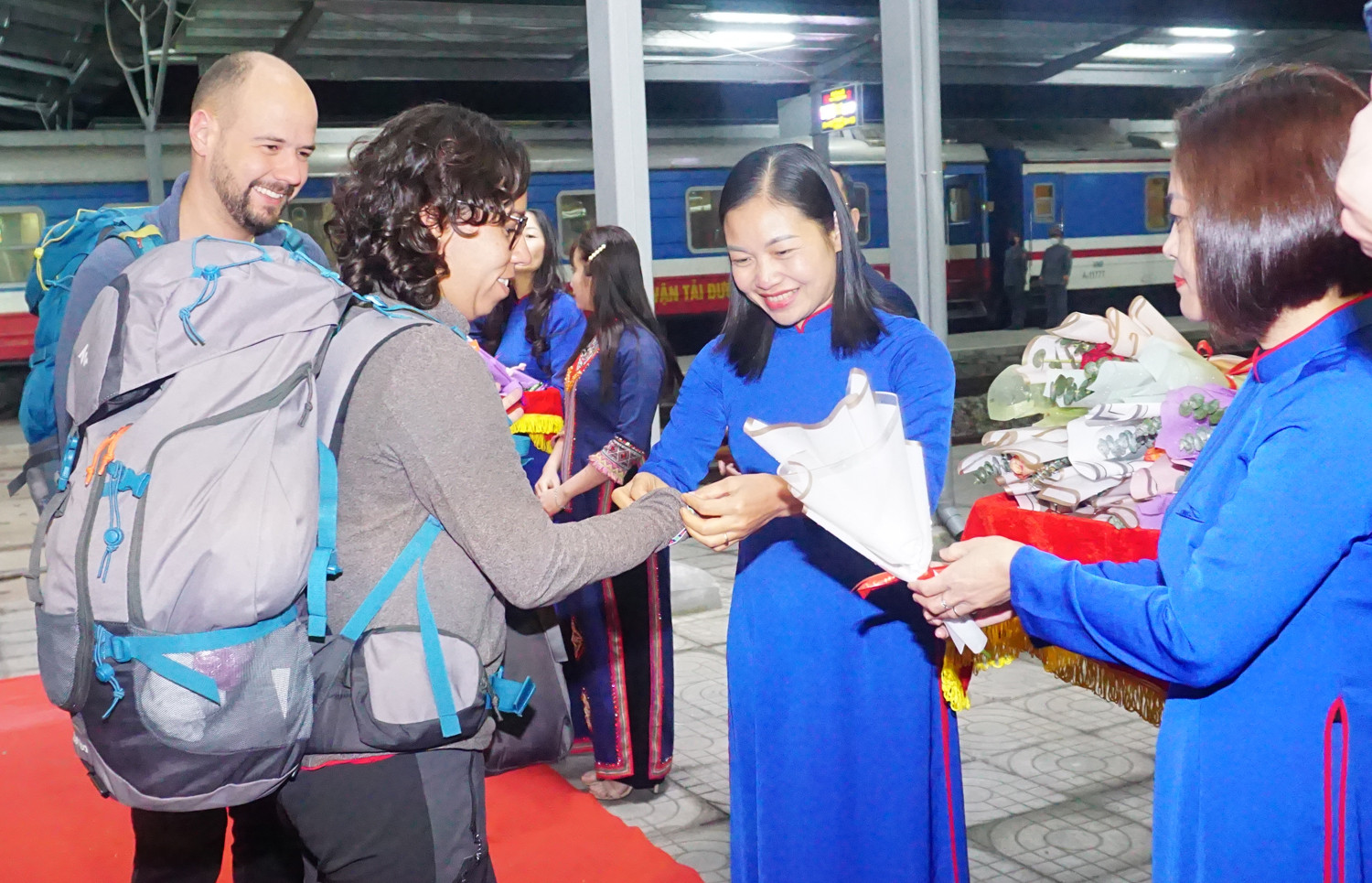 Chào đón đoàn khách du lịch đầu tiên "xông đất" Lào Cai trong ngày đầu năm mới 2023 ảnh 5