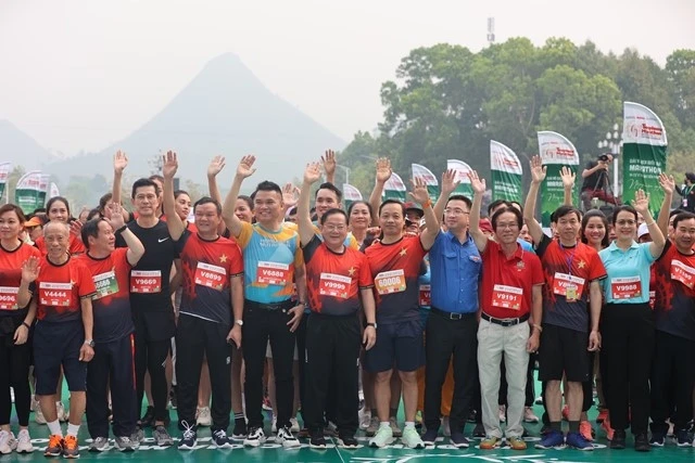 Tiền Phong marathon được trao kỷ lục vì có số VĐV tham dự đông nhất.