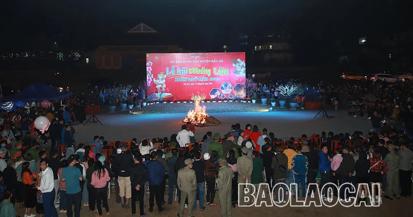 Ấn tượng vũ điệu nhảy lửa của người Dao đỏ Bắc Hà ảnh 2 Ấn tượng vũ điệu nhảy lửa của người Dao đỏ Bắc Hà ảnh 2