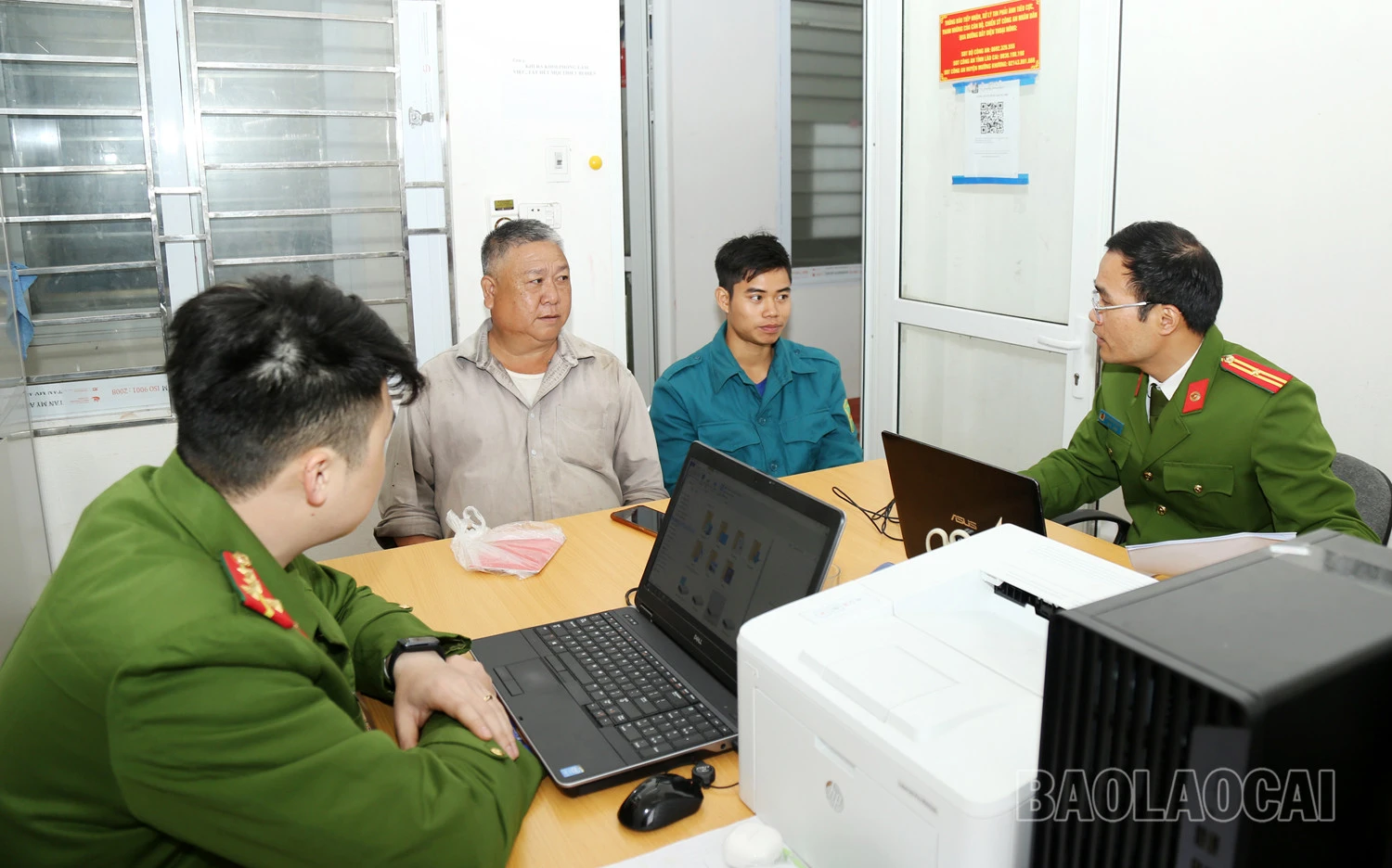 Mọi giao dịch của người dân đều được Công an xã giải quyết nhanh chóng và tư vấn, hỗ trợ nhiệt tình.