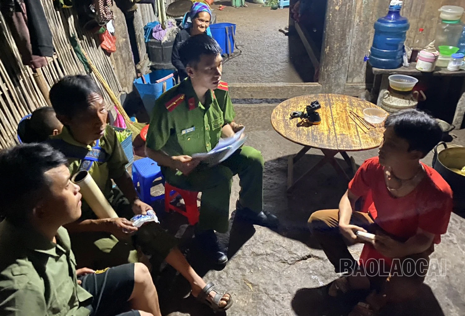 Công an xã Tung Chung Phố thường xuyên sâu sát cơ sở, nắm chắc tình hình địa bàn, kết hợp tuyên truyền, phổ biến pháp luật đến người dân.