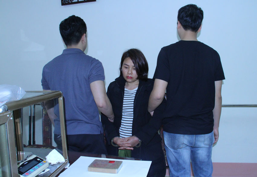 Nguyễn Thị Nga cùng tang vật vụ án.