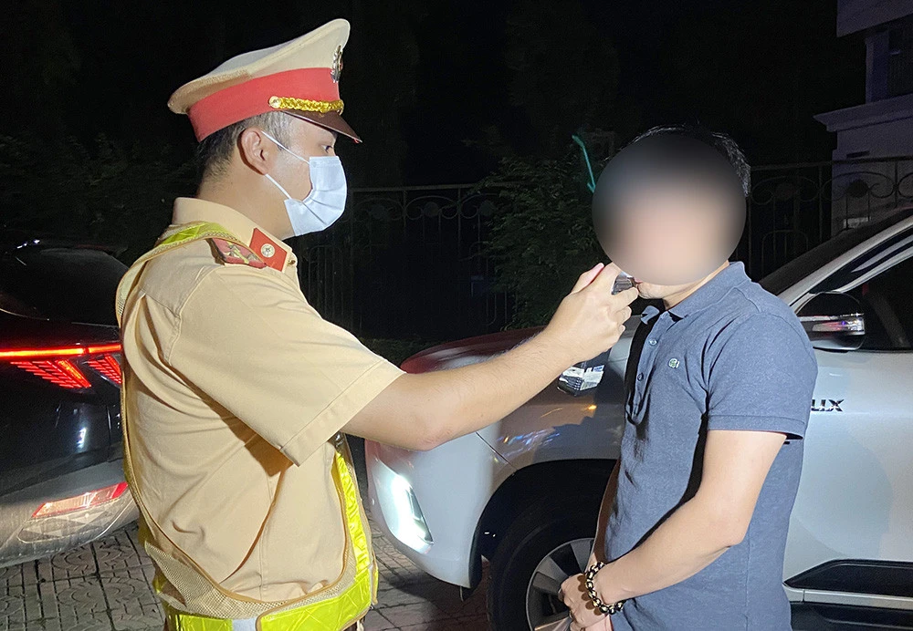 Cảnh sát giao thông các huyện, thành phố xử lý nghiêm người vi phạm trong 80 ngày cao điểm ảnh 1