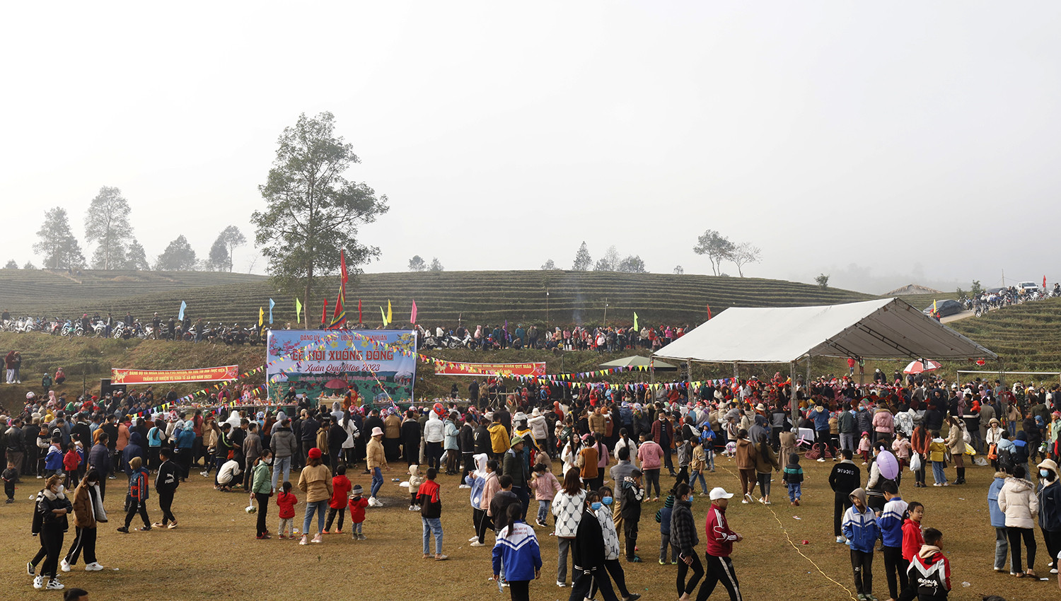 Từ sáng sớm, người dân đã tập trung đông về khu vực đồi chè cụm thôn Nhuần để tham gia Lễ hội.