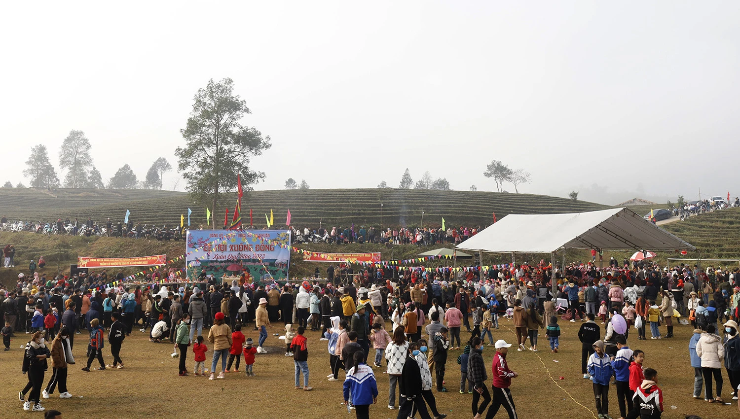 Từ sáng sớm, người dân đã tập trung đông về khu vực đồi chè cụm thôn Nhuần để tham gia Lễ hội.