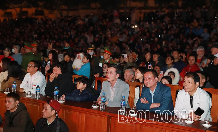 Ấn tượng vũ điệu nhảy lửa của người Dao đỏ Bắc Hà ảnh 3 Ấn tượng vũ điệu nhảy lửa của người Dao đỏ Bắc Hà ảnh 3