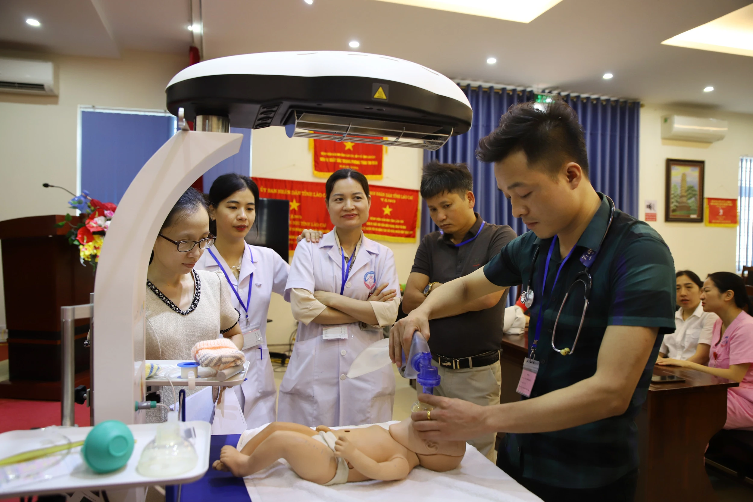 Nâng cao năng lực về hồi sức sơ sinh cho trẻ ảnh 1