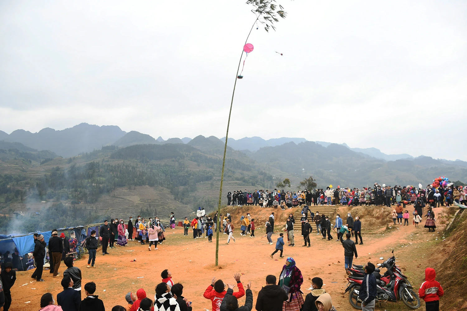 Ném còn ngày Tết.