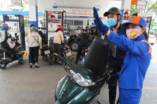 Giá xăng tăng từ 15 giờ ngày 13/3.