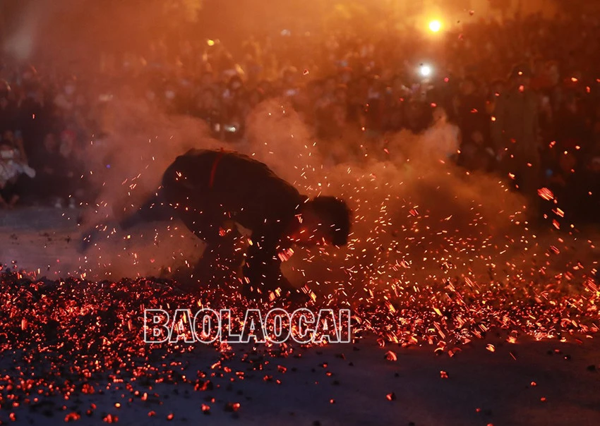 Ấn tượng vũ điệu nhảy lửa của người Dao đỏ Bắc Hà ảnh 13 Ấn tượng vũ điệu nhảy lửa của người Dao đỏ Bắc Hà ảnh 13