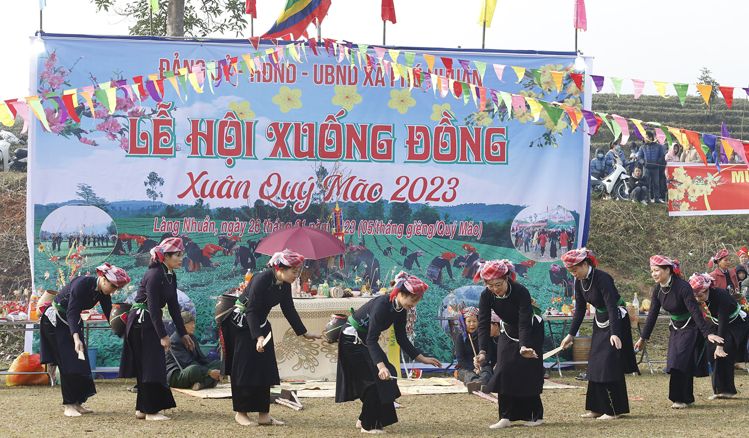 Hoạt động thi văn nghệ diễn ra sôi động. Thi kéo co.