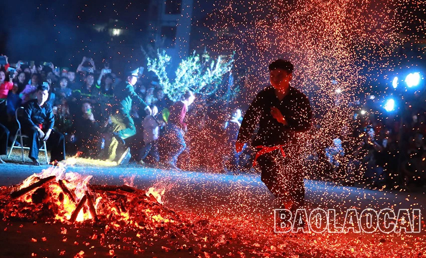 Ấn tượng vũ điệu nhảy lửa của người Dao đỏ Bắc Hà ảnh 7 Ấn tượng vũ điệu nhảy lửa của người Dao đỏ Bắc Hà ảnh 7