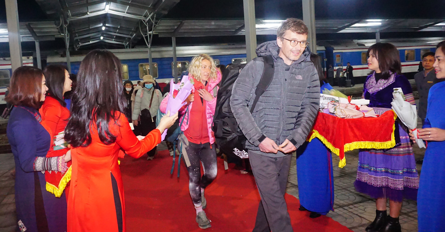 Chào đón đoàn khách du lịch đầu tiên "xông đất" Lào Cai trong ngày đầu năm mới 2023 ảnh 2