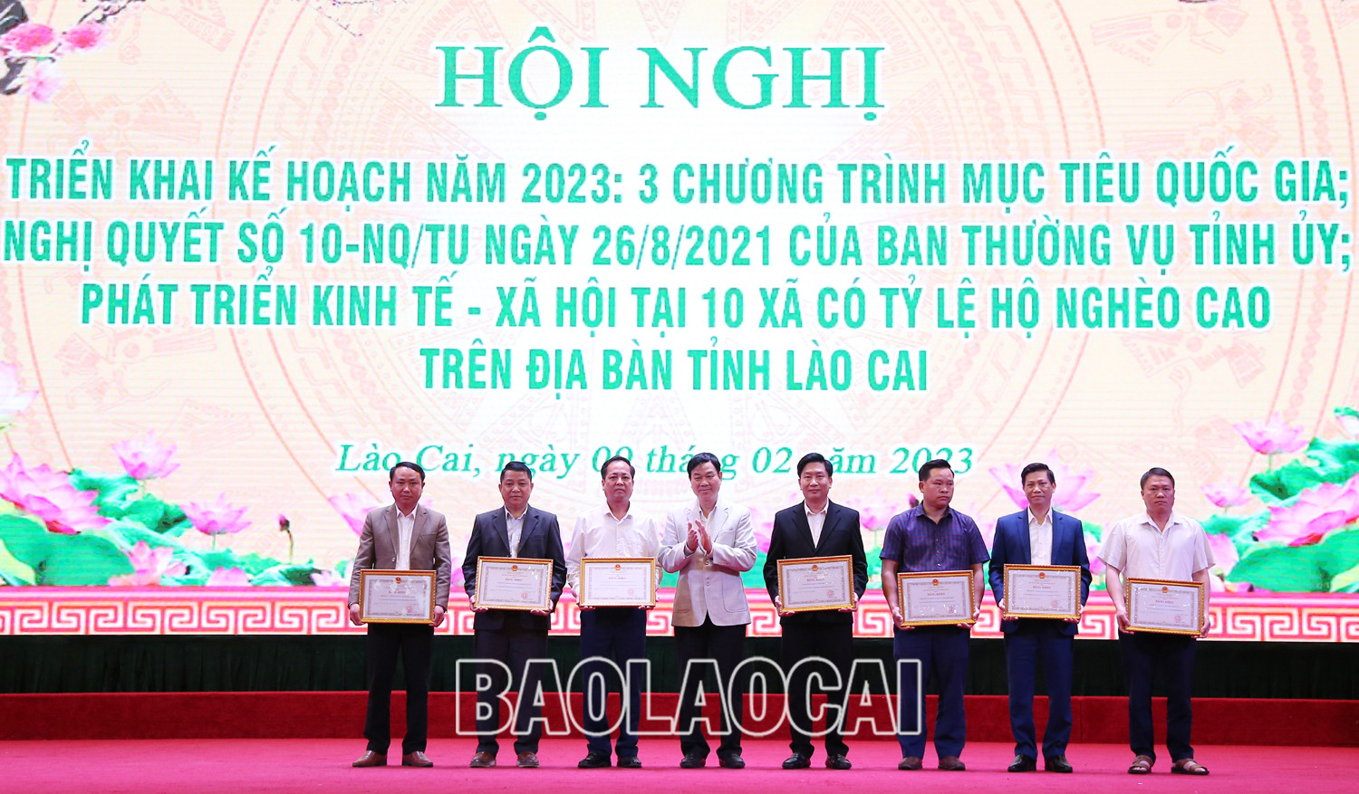 Trao Bằng khen của Chủ tịch UBND tỉnh cho 7 tập thể và 17 hộ gia đình có thành tích xuất sắc trong phong trào thi đua thực hiện Nghị quyết 10 của Ban Thường vụ Tỉnh ủy. Trao tặng Bằng khen của Chủ tịch UBND tỉnh cho các tập thể và cá nhân có thành tích xuất sắc trong thực hiện công tác giảm nghèo bền vững năm 2022. Trao Bằng khen của Chủ tịch UBND tỉnh cho 5 tập thể và 4 cá nhân đã có thành tích xuất sắc trong thực hiện chương trình phát triển kinh tế - xã hội vùng đồng bào dân tộc thiểu số và miền núi trên địa bàn tỉnh Lào Cai năm 2022. . Trao Bằng khen của Chủ tịch UBND tỉnh cho các tập thể và cá nhân có nhiều thành tích trong xây dựng nông thôn mới và giảm nghèo. Trao Bằng khen của Chủ tịch UBND tỉnh cho 7 tập thể và 17 hộ gia đình có thành tích xuất sắc trong phong trào thi đua thực hiện Nghị quyết 10 của Ban Thường vụ Tỉnh ủy. Trao tặng Bằng khen của Chủ tịch UBND tỉnh cho các tập thể và cá nhân có thành tích xuất sắc trong thực hiện công tác giảm nghèo bền vững năm 2022. Trao Bằng khen của Chủ tịch UBND tỉnh cho 5 tập thể và 4 cá nhân đã có thành tích xuất sắc trong thực hiện chương trình phát triển kinh tế - xã hội vùng đồng bào dân tộc thiểu số và miền núi trên địa bàn tỉnh Lào Cai năm 2022. . Trao Bằng khen của Chủ tịch UBND tỉnh cho các tập thể và cá nhân có nhiều thành tích trong xây dựng nông thôn mới và giảm nghèo.