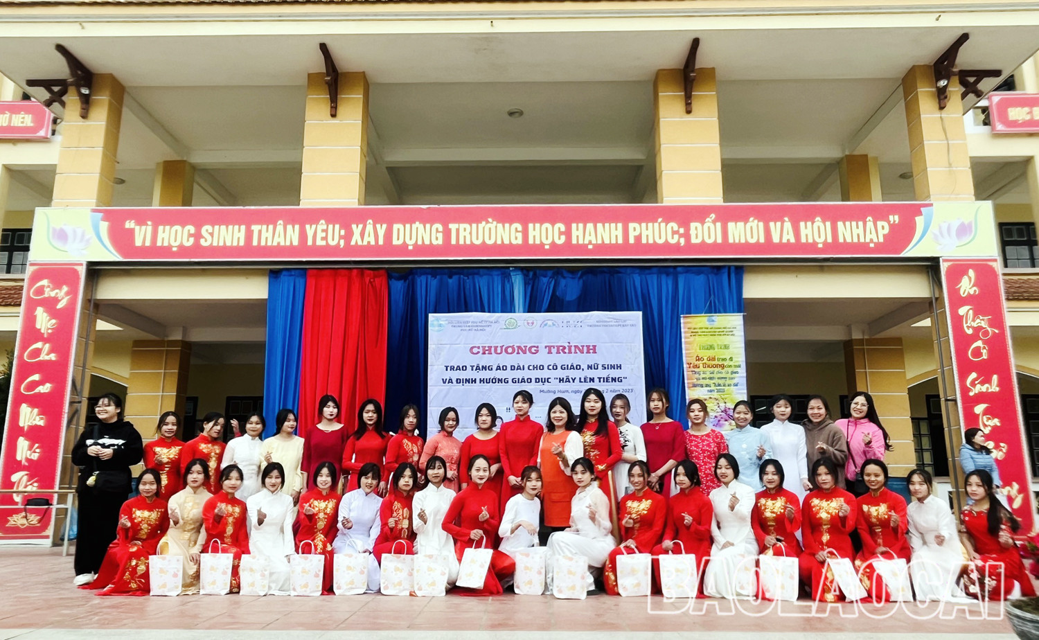 Tặng 400 bộ áo dài cho giáo viên, nữ sinh 15 trường học vùng cao Bát Xát ảnh 3