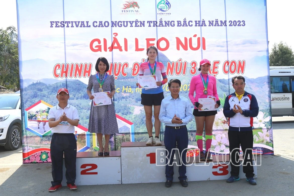 Hấp dẫn Giải Leo núi chinh phục đỉnh núi Ba Mẹ Con ảnh 22