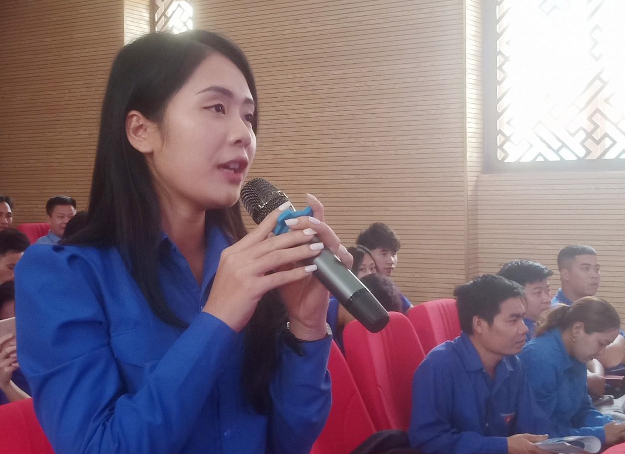 Đoàn viên nêu ý kiến tại buổi đối thoại. Đoàn viên nêu ý kiến tại buổi đối thoại.