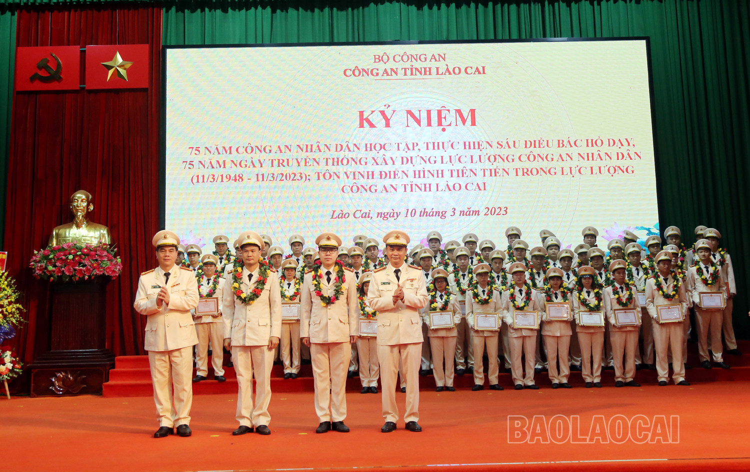 Công an tỉnh chúc mừng đại diện các tập thể trong đơn vị. Biểu dương các tập thể điển hình tiên tiến. Biểu dương các cá nhân điển hình tiên tiến. Khen thưởng cá nhân đoạt giải Nhì cuộc thi ảnh “Tự hào người nữ chiến sĩ CAND” do Bộ Công an tổ chức. Các đại biểu chụp ảnh lưu niệm với các tập thể, cá nhân điển hình tiên tiến.