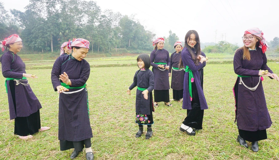 Ngày đầu năm cùng người Tày ra đồng tìm hướng kiêng ảnh 8