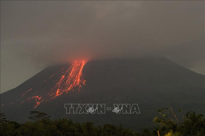 Dung nham phun trào từ miệng núi lửa Merapi, nhìn từ Tunggul Arum, huyện Sleman, Yogyakarta, Indonesia, ngày 21/6/2021. Dung nham phun trào từ miệng núi lửa Merapi, nhìn từ Tunggul Arum, huyện Sleman, Yogyakarta, Indonesia, ngày 21/6/2021.