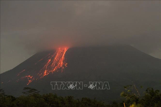 Dung nham phun trào từ miệng núi lửa Merapi, nhìn từ Tunggul Arum, huyện Sleman, Yogyakarta, Indonesia, ngày 21/6/2021.