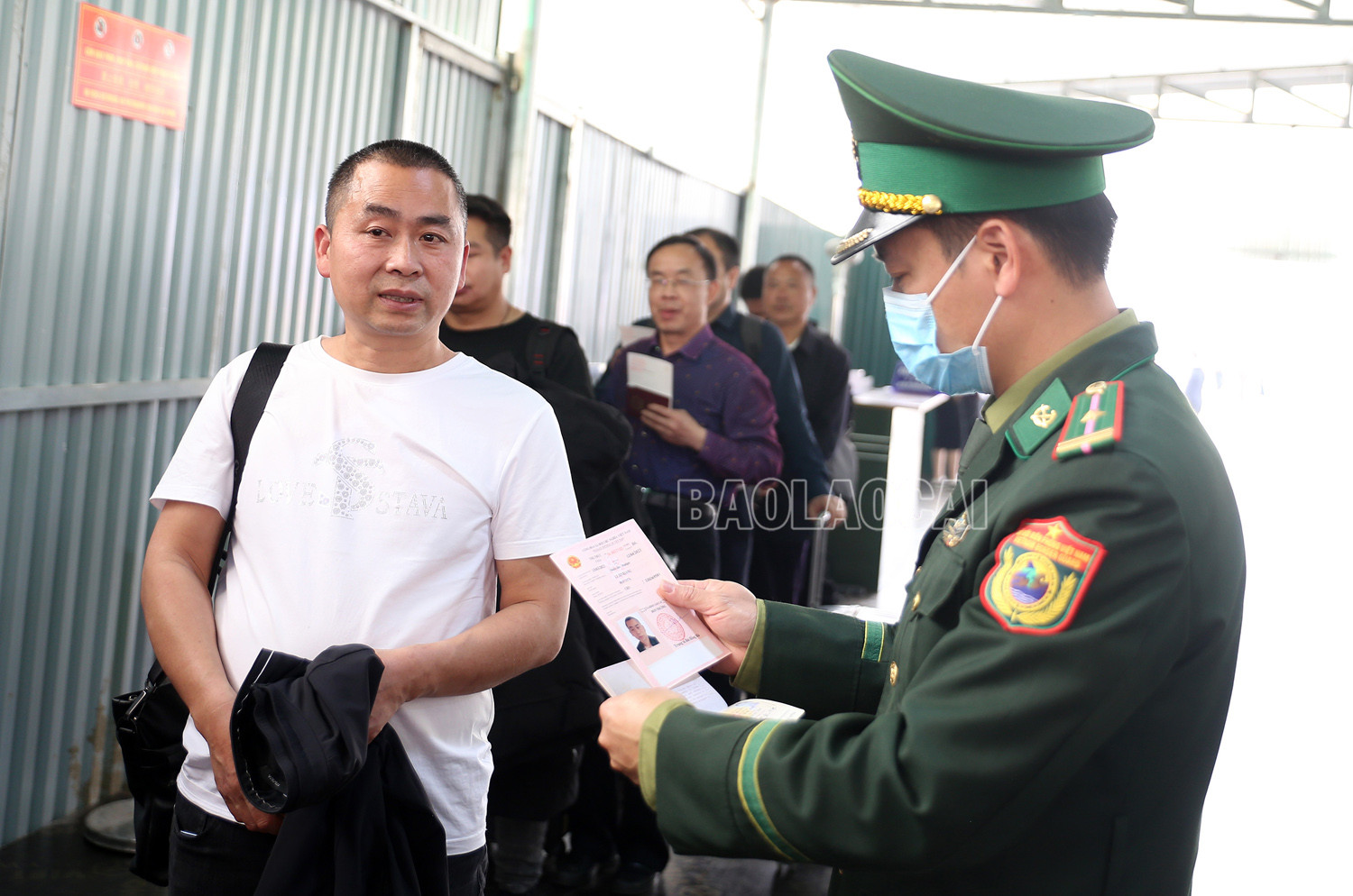 Chào đón đoàn khách du lịch Trung Quốc đầu tiên qua Cửa khẩu Quốc tế Lào Cai ảnh 4 Chào đón đoàn khách du lịch Trung Quốc đầu tiên qua Cửa khẩu Quốc tế Lào Cai ảnh 4