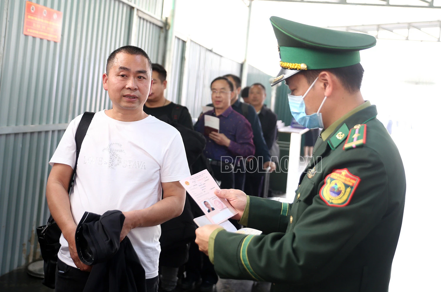 Chào đón đoàn khách du lịch Trung Quốc đầu tiên qua Cửa khẩu Quốc tế Lào Cai ảnh 4