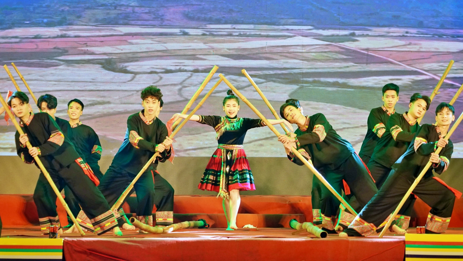 Thành phố Lào Cai tổ chức chương trình nghệ thuật Chào năm mới 2023 “Sắc Xuân thành phố biên cương” ảnh 9