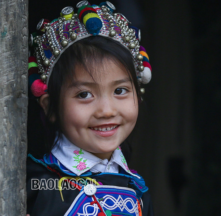 Chiến sỹ cảnh sát cơ động tập luyện. (Tác giả Phạm Bằng) Trẻ con đồng bào dân tộc Hà Nhì. (Tác giả Phạm Bằng) Nhà thờ đá Sa Pa. (Tác giả Nguyễn Thiện Hùng) Vũ công tương lai. (Tác giả Hiệp Đình Yến) Thợ sửa kèn. (Tác giả Hiệp Đình Yến) Vẽ sáp ong. (Tác giả Tô Bá Hiếu)