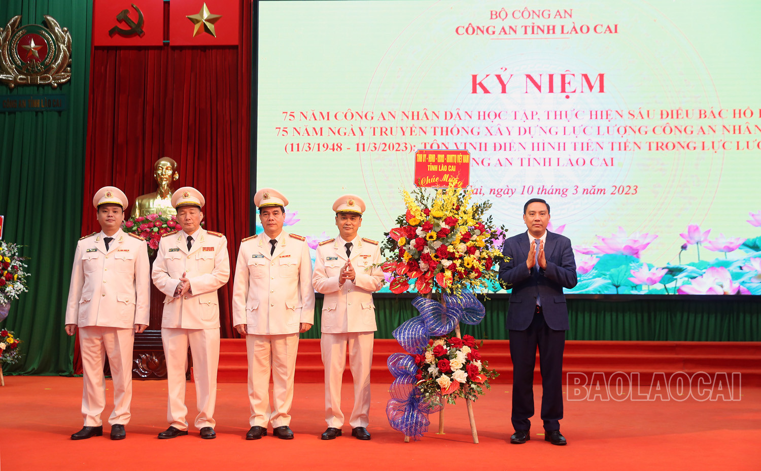 Đồng chí Hoàng Giang, Phó Bí thư Tỉnh ủy thay mặt lãnh đạo tỉnh tặng hoa chúc mừng Công an tỉnh tại lễ kỷ niệm.