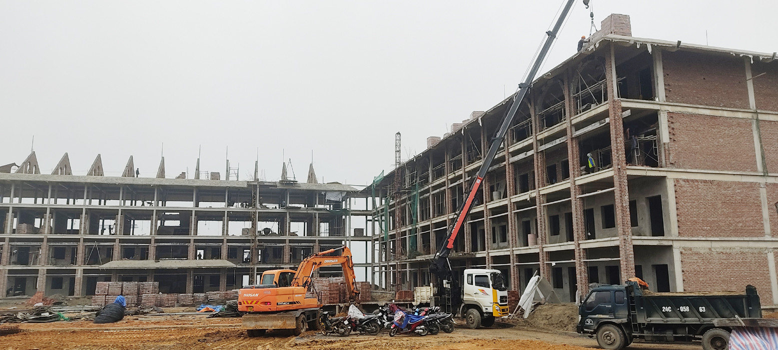 Nhiều dự án trọng điểm đang được đẩy nhanh tiến độ thi công. Nhiều dự án trọng điểm đang được đẩy nhanh tiến độ thi công.