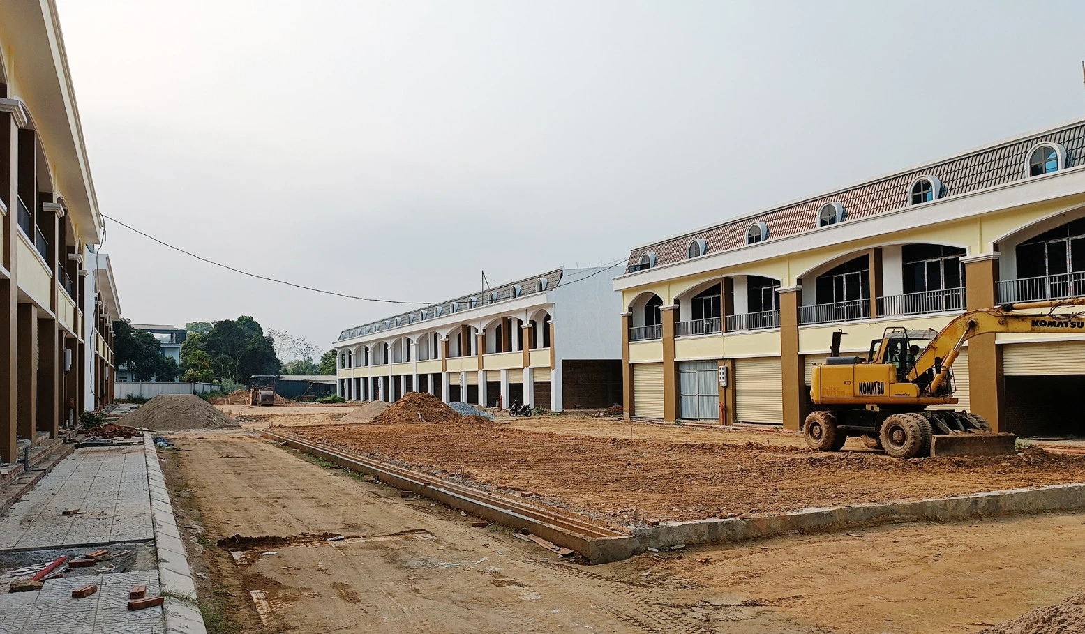 Thi công hoàn thiện các hạng mục chợ thị trấn Bát Xát để sớm đưa vào hoạt động.