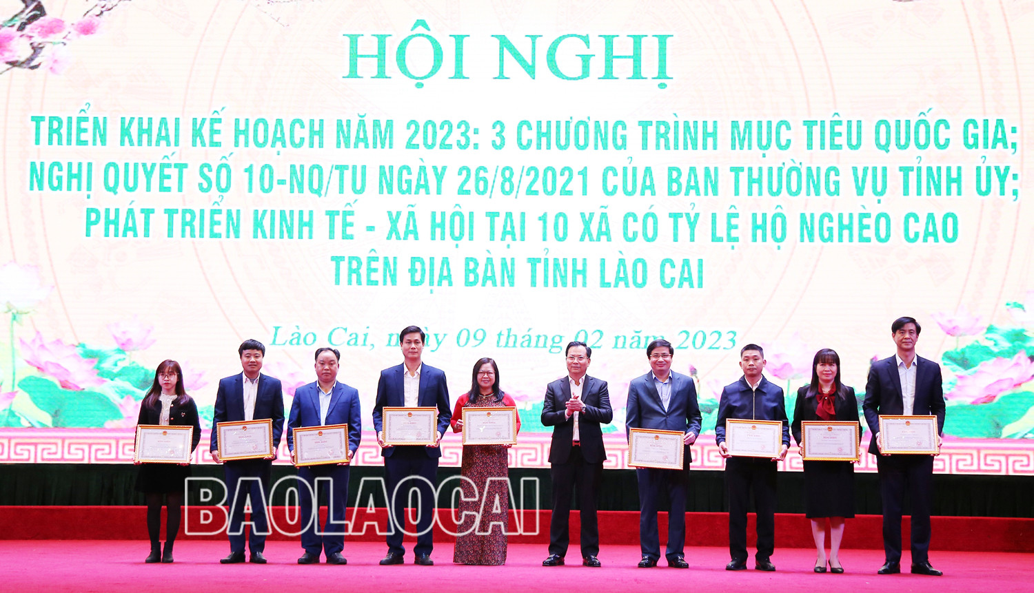 Trao Bằng khen của Chủ tịch UBND tỉnh cho 7 tập thể và 17 hộ gia đình có thành tích xuất sắc trong phong trào thi đua thực hiện Nghị quyết 10 của Ban Thường vụ Tỉnh ủy. Trao tặng Bằng khen của Chủ tịch UBND tỉnh cho các tập thể và cá nhân có thành tích xuất sắc trong thực hiện công tác giảm nghèo bền vững năm 2022. Trao Bằng khen của Chủ tịch UBND tỉnh cho 5 tập thể và 4 cá nhân đã có thành tích xuất sắc trong thực hiện chương trình phát triển kinh tế - xã hội vùng đồng bào dân tộc thiểu số và miền núi trên địa bàn tỉnh Lào Cai năm 2022. . Trao Bằng khen của Chủ tịch UBND tỉnh cho các tập thể và cá nhân có nhiều thành tích trong xây dựng nông thôn mới và giảm nghèo. Trao Bằng khen của Chủ tịch UBND tỉnh cho 7 tập thể và 17 hộ gia đình có thành tích xuất sắc trong phong trào thi đua thực hiện Nghị quyết 10 của Ban Thường vụ Tỉnh ủy. Trao tặng Bằng khen của Chủ tịch UBND tỉnh cho các tập thể và cá nhân có thành tích xuất sắc trong thực hiện công tác giảm nghèo bền vững năm 2022. Trao Bằng khen của Chủ tịch UBND tỉnh cho 5 tập thể và 4 cá nhân đã có thành tích xuất sắc trong thực hiện chương trình phát triển kinh tế - xã hội vùng đồng bào dân tộc thiểu số và miền núi trên địa bàn tỉnh Lào Cai năm 2022. . Trao Bằng khen của Chủ tịch UBND tỉnh cho các tập thể và cá nhân có nhiều thành tích trong xây dựng nông thôn mới và giảm nghèo.