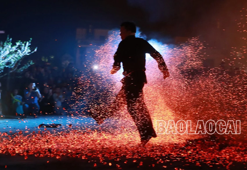 Ấn tượng vũ điệu nhảy lửa của người Dao đỏ Bắc Hà ảnh 9 Ấn tượng vũ điệu nhảy lửa của người Dao đỏ Bắc Hà ảnh 9