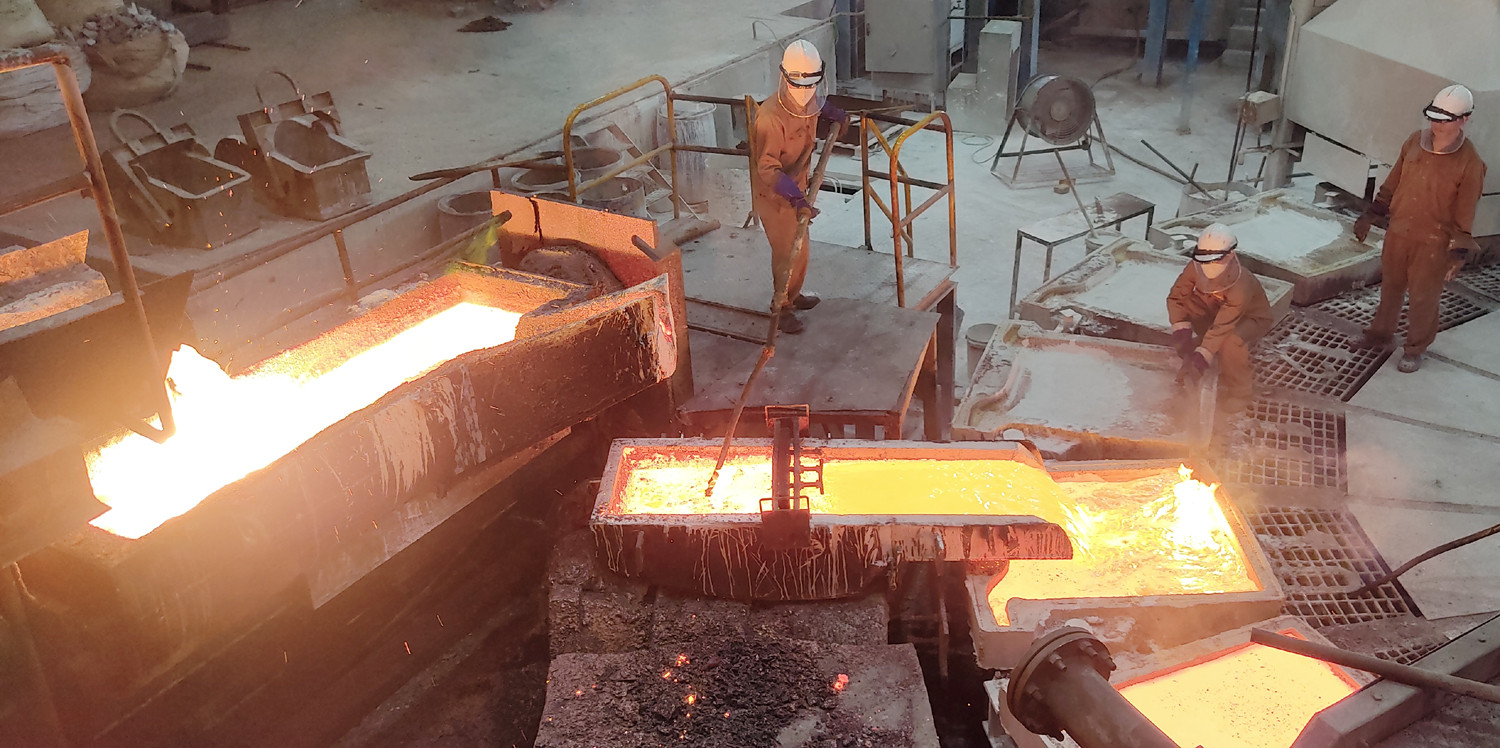 Hai nhà máy của Chi nhánh Luyện đồng Lào Cai duy trì sản xuất ổn định trong những ngày tết. Không khí làm việc tại tất cả các phân xưởng của nhà máy vẫn rất sôi động. Nhiều người lao động trong các nhà máy, đơn vị sản xuất công nghiệp trên địa bàn tỉnh vẫn làm việc xuyên tết. Các đơn vị sản xuất của Chi nhánh Mỏ Tuyển đồng Sin Quyền hoạt động bình thường trong ngày tết. Nhiều đơn vị của Công ty TNHH Một thành viên Apatit Việt Nam vẫn duy trì sản xuất trong dịp tết. Các nhà máy sản xuất phốt pho, axit sunfutic... thuộc Công ty TNHH Một thành viên hóa chất Đức Giang Lào Cai duy trì sản xuất trong ngày tết. Công nhân miệt mài với công việc của mình để đảm bảo các đơn hàng và kế hoạch sản xuất của đơn vị. Trung tâm Điều khiển xa (Công ty Điện lực Lào Cai) bố trí cán bộ trực để bảo đảm vận hành lưới điện ổn định, an toàn trong những ngày tết. Các nhà máy sản xuất thủy điện trên địa bàn vẫn duy trì đủ quân số trực sản xuất để dòng điện toả đi muôn nơi.