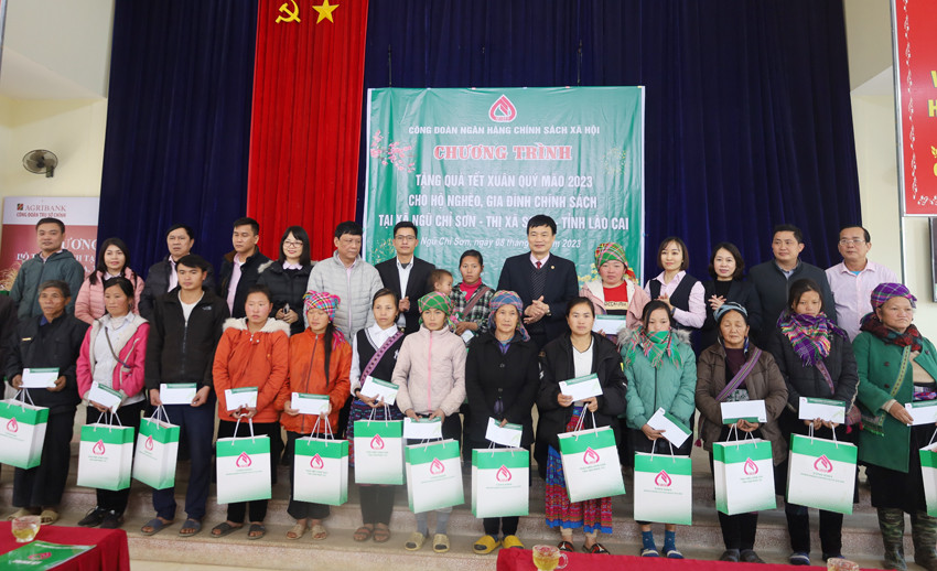 Ngân hàng Chính sách xã hội Việt Nam tặng quà 500 hộ nghèo ảnh 8 Ngân hàng Chính sách xã hội Việt Nam tặng quà 500 hộ nghèo ảnh 8