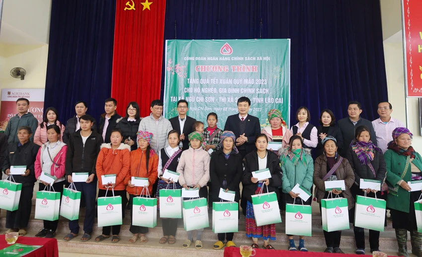 Ngân hàng Chính sách xã hội Việt Nam tặng quà 500 hộ nghèo ảnh 8