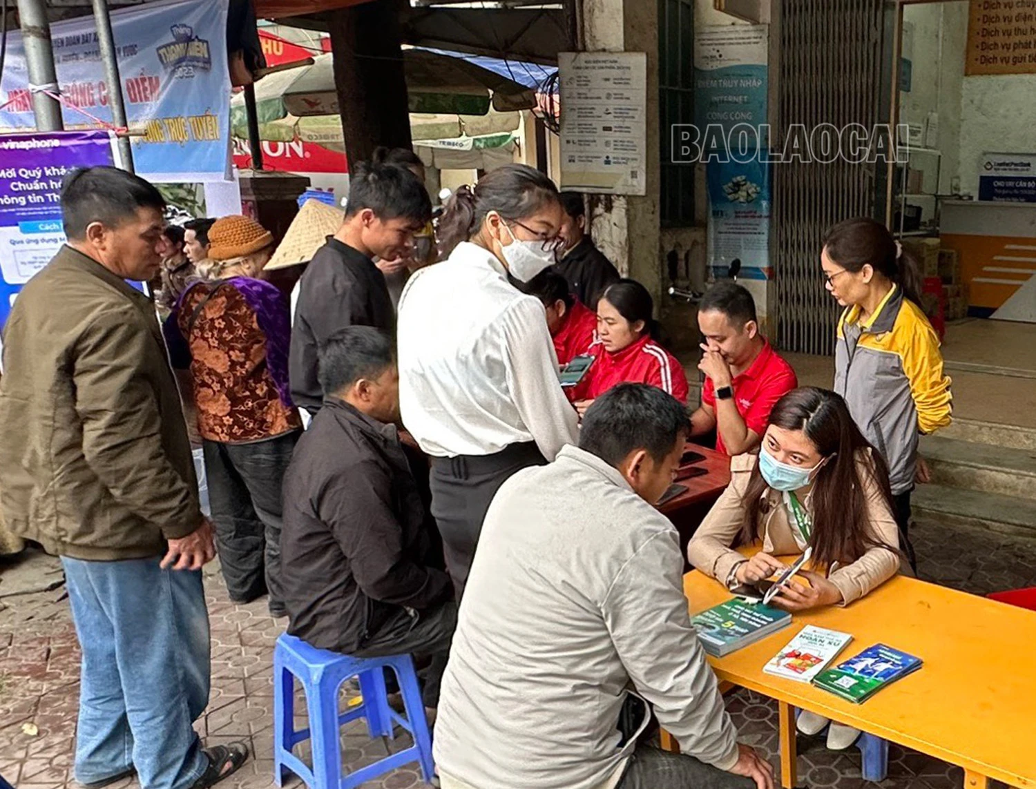 Hướng dẫn người dân trải nghiệm dịch vụ công trực tuyến trên điện thoại thông minh. Hỗ trợ người dân chuẩn hóa thông tin cho các thuê bao mạng di động.