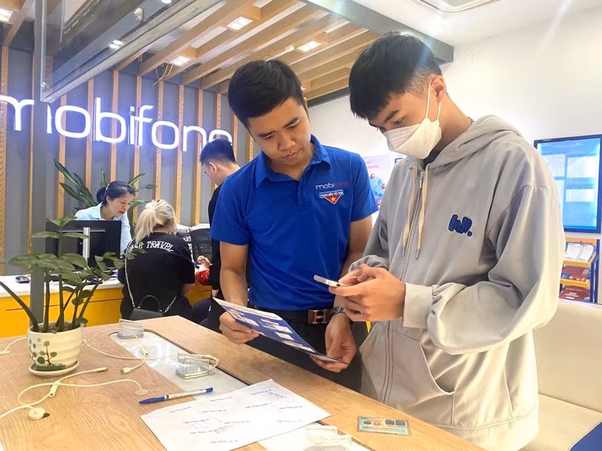 Người dân thực hiện chuẩn hóa thuê bao di động tại cửa hàng MobiFone ngày 2-4.&nbsp;