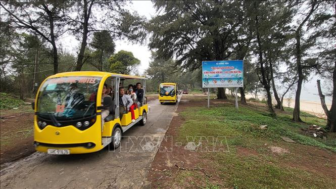 Du khách tham quan các điểm du lịch trên đảo Cô Tô chiều 1/4. Du khách tham quan các điểm du lịch trên đảo Cô Tô chiều 1/4.