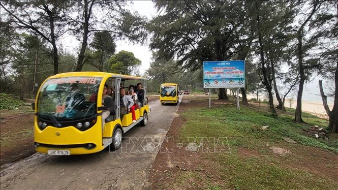 Du khách tham quan các điểm du lịch trên đảo Cô Tô chiều 1/4.